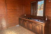 A louer petite maison F1 en bois dans une impasse