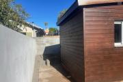 A louer petite maison F1 en bois dans une impasse