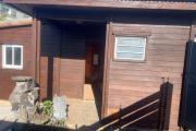 A louer petite maison F1 en bois dans une impasse