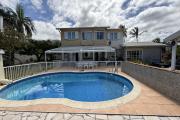Belle propriété F5/6 avec garages et piscine, idéalement située en hyper centre d'Etang Salé Les Hauts, en impasse, implantée sur un terrain plat de 1515 m² sans vis à vis.
