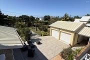 Belle propriété F5/6 avec garages et piscine, idéalement située en hyper centre d'Etang Salé Les Hauts, en impasse, implantée sur un terrain plat de 1515 m² sans vis à vis.