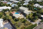 Belle propriété F5/6 avec garages et piscine, idéalement située en hyper centre d'Etang Salé Les Hauts, en impasse, implantée sur un terrain plat de 1515 m² sans vis à vis.