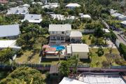 Belle propriété F5/6 avec garages et piscine, idéalement située en hyper centre d'Etang Salé Les Hauts, en impasse, implantée sur un terrain plat de 1515 m² sans vis à vis.