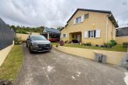 Jolie maison F5 en R+1 avec garage fermé et car port, implantée sur 484 m2 de terrain plat, sans travaux.
