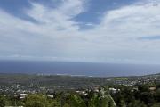 Terrain plat de 1200 m2 à 350 m d'altitude, pleine vue mer et montagne, viabilisation sur le terrain.