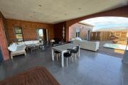Belle maison récente F5 plain-pied de 130 m² habitables + 35 m² de varangue et 50 m² de terrasse avec jacuzzi, implantée sur un terrain plat de 572 m² avec vue mer et montagne.