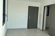 A louer bel appartement r&eacute;cent de type F1 avec jardinet sur la r&eacute;sidence Castel Roc Bois de N&egrave;fles &agrave; Sainte Clotilde.