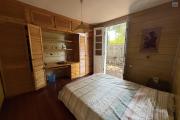 Grande et belle maison bois r&eacute;nov&eacute;e, des ann&eacute;es 1800 situ&eacute;e dans le quartier du Gol, F5+ plain-pied de 140 m&sup2; habitables + 40 m&sup2; de varangue + deux petites maisons, 2 garages, le tout implant&eacute; sur un terrain plat de 912 m&sup2;