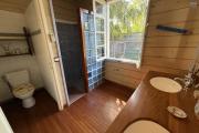 Grande et belle maison bois r&eacute;nov&eacute;e, des ann&eacute;es 1800 situ&eacute;e dans le quartier du Gol, F5+ plain-pied de 140 m&sup2; habitables + 40 m&sup2; de varangue + deux petites maisons, 2 garages, le tout implant&eacute; sur un terrain plat de 912 m&sup2;