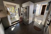 Grande et belle maison bois r&eacute;nov&eacute;e, des ann&eacute;es 1800 situ&eacute;e dans le quartier du Gol, F5+ plain-pied de 140 m&sup2; habitables + 40 m&sup2; de varangue + deux petites maisons, 2 garages, le tout implant&eacute; sur un terrain plat de 912 m&sup2;