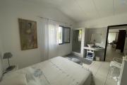 À Vendre – Maison d’Exception à Cap Champagne – Boucan Canot (97434) - chambre 3 avec salle d'eau