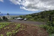 Belle parcelle de terrain de 288 m2 en légère pente avec pleine vue imprenable mer et montagne, de forme rectangulaire situé à 350 m d'altitude à Etang salé Les Hauts