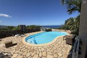 Maison en R+1 constituée de trois logements (T4+T3+T1), garage, belle piscine au sel, située à la Pointe des Châteaux, sur une terrain de plat de 600 m² offrant une vue imprenable sur l'océan et la montagne.