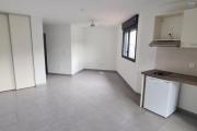 A louer grand studio neuf d'environ 34 m² dans résidence pour étudiants à l'université du Tampon