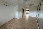 A louer local professionnel ou commercial enti&egrave;rement r&eacute;nov&eacute; d'environ 66 m&sup2; proche du centre ville le Tampon