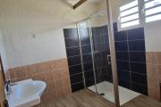 &Agrave; louer &ndash; Villa jumel&eacute;e F4 en R+1 &ndash; Saint-Andr&eacute; (proche centre-ville)