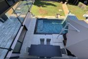 Jolie maison neuve de 120 m&sup2; habitables + 20 m&sup2; de garage + 40 m&sup2; local ferm&eacute; avec piscine au sel chauff&eacute;e, vue mer &agrave; 350 m d'altitude