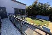 Jolie maison neuve de 120 m&sup2; habitables + 20 m&sup2; de garage + 40 m&sup2; local ferm&eacute; avec piscine au sel chauff&eacute;e, vue mer &agrave; 350 m d'altitude
