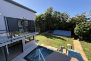 Jolie maison neuve de 120 m&sup2; habitables + 20 m&sup2; de garage + 40 m&sup2; local ferm&eacute;, piscine au sel chauff&eacute;e, vue mer &agrave; 350 m d'altitude
