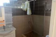 A louer grand Appartement T4 sur ETANG SALE LES BAINS avec un beau et grand jardin