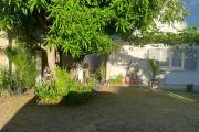 A louer grand Appartement T4 sur ETANG SALE LES BAINS avec un beau et grand jardin