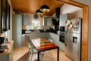 À VENDRE À PLATEAU CAILLOU – MAISON FAMILIALE F4 AVEC STUDIO INDÉPENDANT, VUE MER ET MONTAGNE - Cuisine maison
