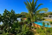 À VENDRE À PLATEAU CAILLOU – MAISON FAMILIALE F4 AVEC STUDIO INDÉPENDANT, VUE MER ET MONTAGNE - Vue piscine et jardin