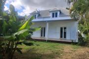 A VENDRE charmante maison de type F4 sur 634 m2 de terrain à SAINT-GILLES LES HAUTS