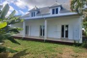 A VENDRE charmante maison de type F4 sur 634 m2 de terrain à SAINT-GILLES LES HAUTS