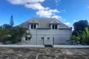 A VENDRE charmante maison de type F4 sur 634 m2 de terrain à SAINT-GILLES LES HAUTS