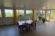 Grande maison/b&acirc;timent de 400 m&sup2; situ&eacute; juste au dessus de la maison cadeau de type F15+ en R+1+combles + un bungalow de 20 m&sup2;, le tout implant&eacute; sur 2830 m&sup2; de terrain.