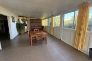 Grande maison/b&acirc;timent de 400 m&sup2; situ&eacute; juste au dessus de la maison cadeau de type F15+ en R+1+combles + un bungalow de 20 m&sup2;, le tout implant&eacute; sur 2830 m&sup2; de terrain.