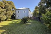 Grande maison/b&acirc;timent de 400 m&sup2; situ&eacute; juste au dessus de la maison cadeau de type F15+ en R+1+combles + un bungalow de 20 m&sup2;, le tout implant&eacute; sur 2830 m&sup2; de terrain.