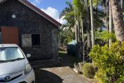 Grande maison/b&acirc;timent de 400 m&sup2; situ&eacute; juste au dessus de la maison cadeau de type F15+ en R+1+combles + un bungalow de 20 m&sup2;, le tout implant&eacute; sur 2830 m&sup2; de terrain.
