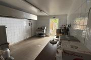 Grande maison/b&acirc;timent de 400 m&sup2; situ&eacute; juste au dessus de la maison cadeau de type F15+ en R+1+combles + un bungalow de 20 m&sup2;, le tout implant&eacute; sur 2830 m&sup2; de terrain.