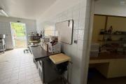 Grande maison/b&acirc;timent de 400 m&sup2; situ&eacute; juste au dessus de la maison cadeau de type F15+ en R+1+combles + un bungalow de 20 m&sup2;, le tout implant&eacute; sur 2830 m&sup2; de terrain.