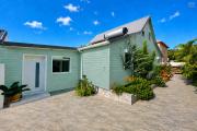 À VENDRE À PLATEAU CAILLOU – MAISON FAMILIALE F4 AVEC STUDIO INDÉPENDANT, VUE MER ET MONTAGNE - Façade maison et studio