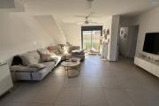 Jolie maison construite en 2020 de type F4, en R+1, d'une surface habitable de 95 m² + varangue de 20 m² , implantée sur 333 m²de terrain, sans vis à vis