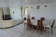 A louer grand appartement F4 au dernier &eacute;tage avec magnifique vue mer et montagne