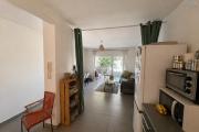 LA SALINE-LES-BAINS –T2 AVEC VARANGUE, JARDIN ET 2 PLACES PARKING – VENDU MEUBLÉ - Cuisine/Séjour