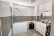 LA SALINE-LES-BAINS –T2 AVEC VARANGUE, JARDIN ET 2 PLACES PARKING – VENDU MEUBLÉ - Salle d'eau