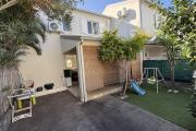 Maison jumelée de type F3, en R+1, d'une surface habitable de 71 m² + varangue de 12 m², jardin devant et derrière dans une résidence sécurisée en hyper-centre