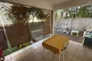 Maison jumelée de type F3, en R+1, d'une surface habitable de 71 m² + varangue de 12 m², jardin devant et derrière dans une résidence sécurisée en hyper-centre