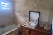 A LOUER Charmante maison MEUBLEE de type F4/5 avec PISCINE &agrave; SAINT-GILLES LES HAUTS - Salle de bain