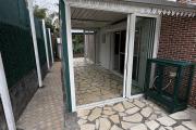A louer charmant appartement de 2 chambres avec jardin et parking