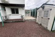 A louer charmant appartement de 2 chambres avec jardin et parking