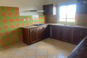 A louer villa F5/6 mitoyenne avec garage au bas des AVIRONS