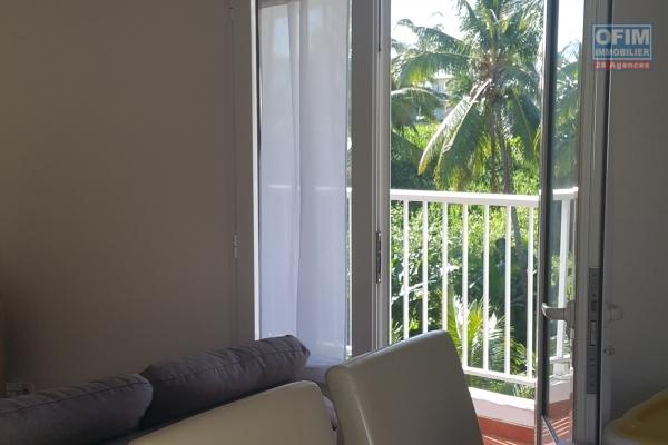 A VENDRE très bel appartement de type F3 de 71,07m2 en rdc avec cour sur Saint-Benoit à 89000 euros!