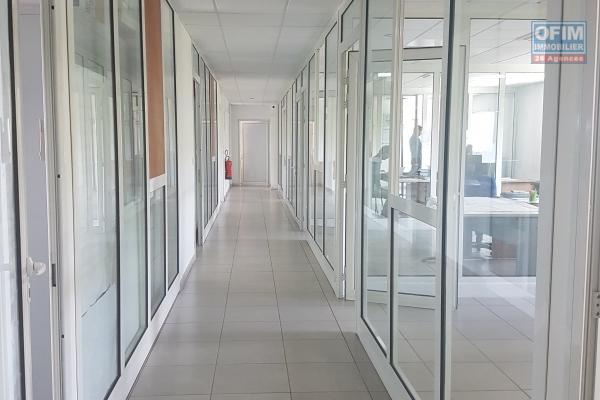 LOCAL PROFESSIONNELLE  BUREAUX  EN ZONE D'ACTIVITE