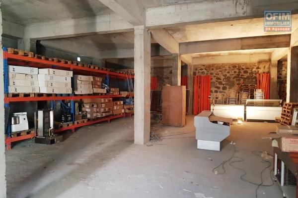 Exceptionnel: A louer un entrepôt (possibilité usage commercial) d'environ 300 m2 dans une rue passante en plein centre ville de Saint-Pierre